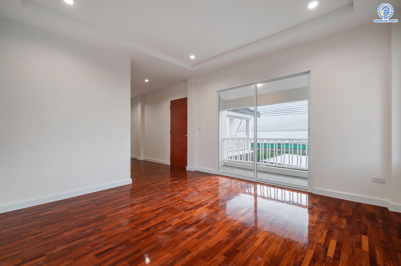 บ้านมือสองตกแต่งใหม่ โครงการ ปารวีร์ เพชรเกษม63 เนื้อที่ 82.4 ตร.ว. ฟังก์ชัน 3 ห้องนอน 4 ห้องน้ำ 1 ห้องแม่บ้าน 2 ที่จอดรถ บนพื้นที่ใช้สอย 244.52 ตร.ม. ทำเลศักยภาพ เชื่อมต่อหลายเส้นทาง ใกล้เดอะมอลล์บางแค จุดขึ้นทางด่วน "พระราม2" และรถไฟฟ้าสายสีน้ำเงิน "สถานีหลักสอง"